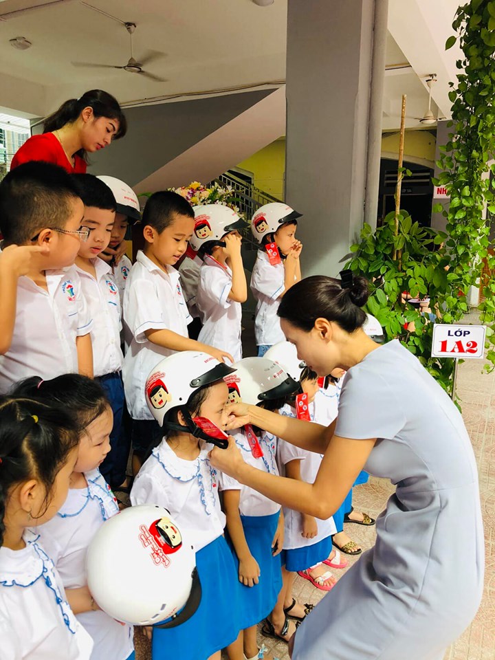 Cô Hiệu trưởng Vũ Thị Yến trao mũ cho học sinh lớp 1 năm học 2019 - 2020.